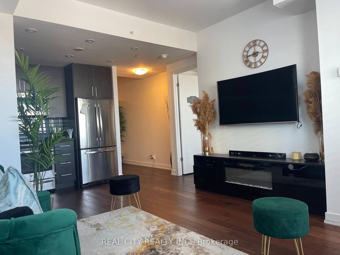 Stunning One Bedroom Plus Den Plus Balcony With 670 Sq Feet.