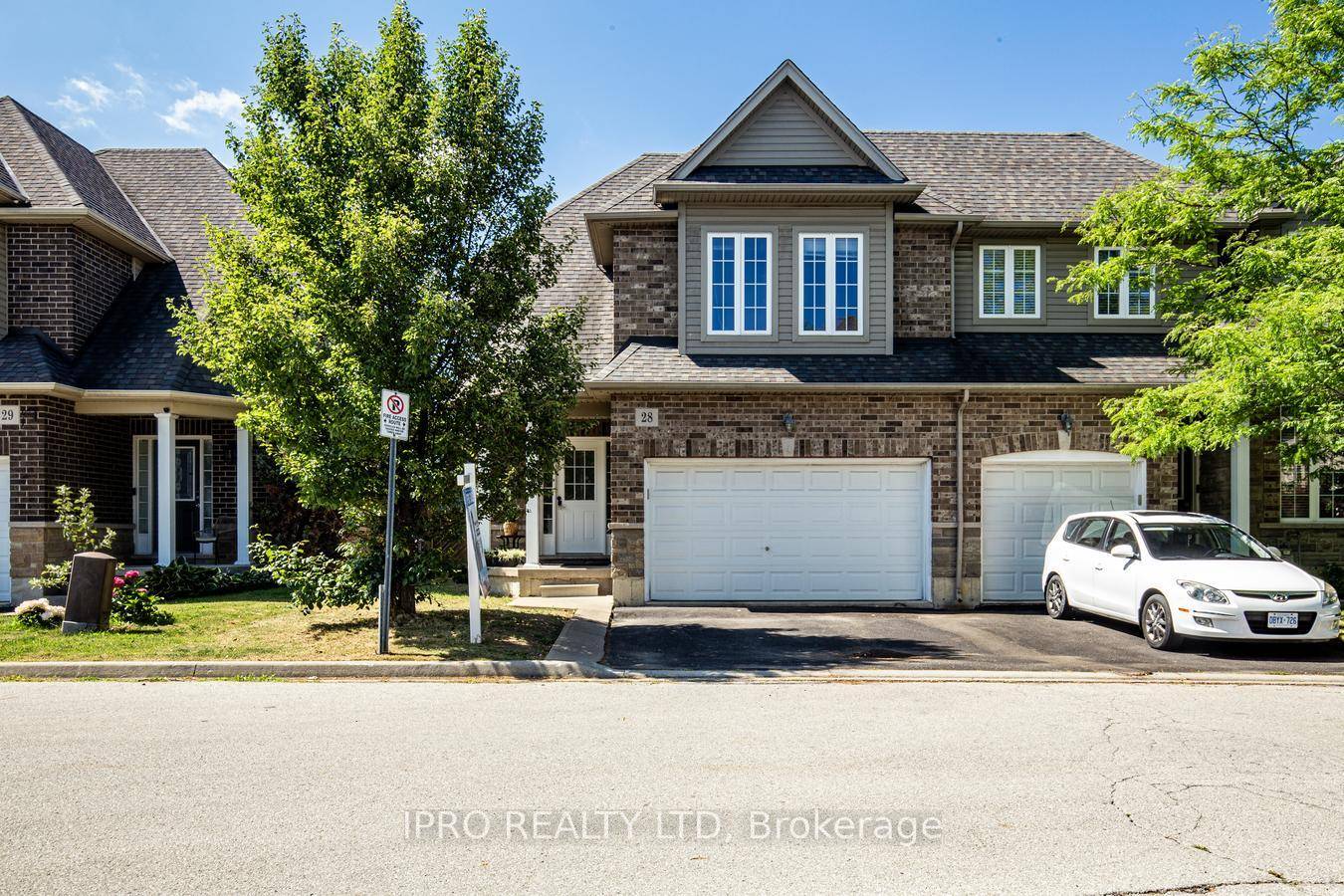 GORGEOUS END UNIT 3 1 BEDROOM, 4 WASHROOMS TOWN HOME WITH APPROXIMATELY 1900 SQ FEET OF LIVING SPACE IN DESIRABLE MOUNTAIN LOCATION.