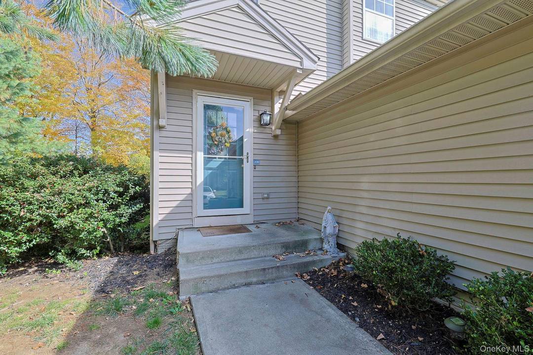 Welcome to this inviting two bedroom townhouse offering comfort and convenience at a great location in Elm Crest.