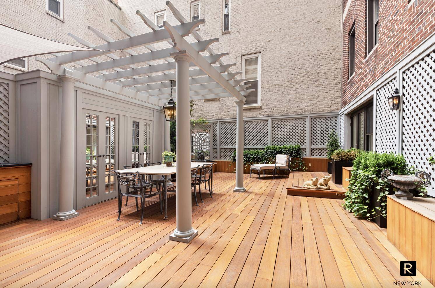 Don t miss out on this rare opportunity to own a stunning condo on Park Avenue !