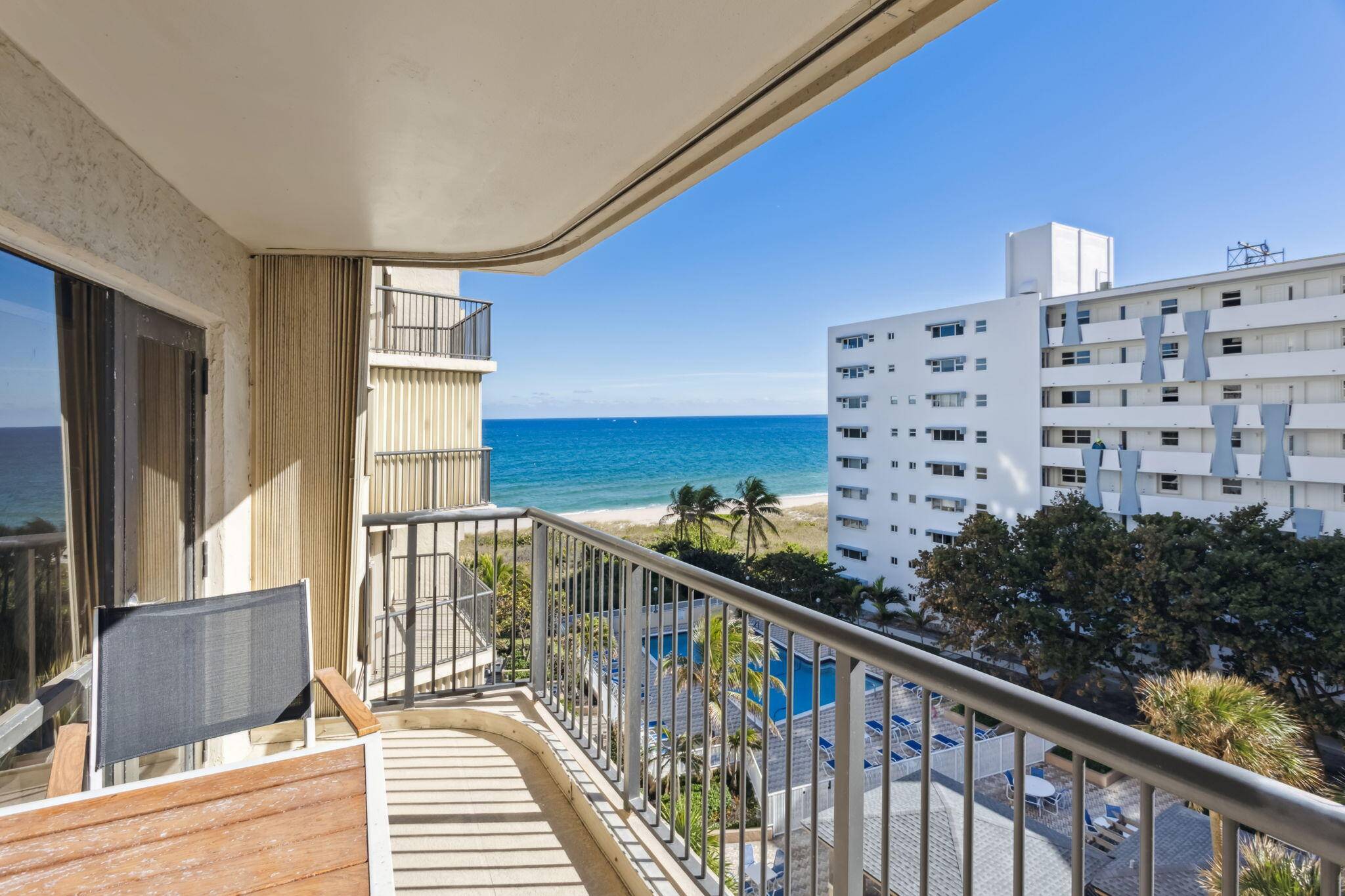 Charming Beachfront Oasis in Lauderdale by the Sea, just one mile from downtown.