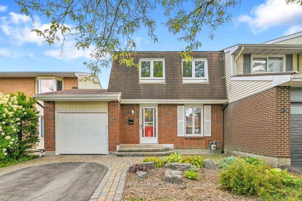 This lovely 3 bedroom link townhome is set in a family friendly neighbourhood close to parks, schools, shops, the Ottawa River and just a 10 minute walk from the future ...