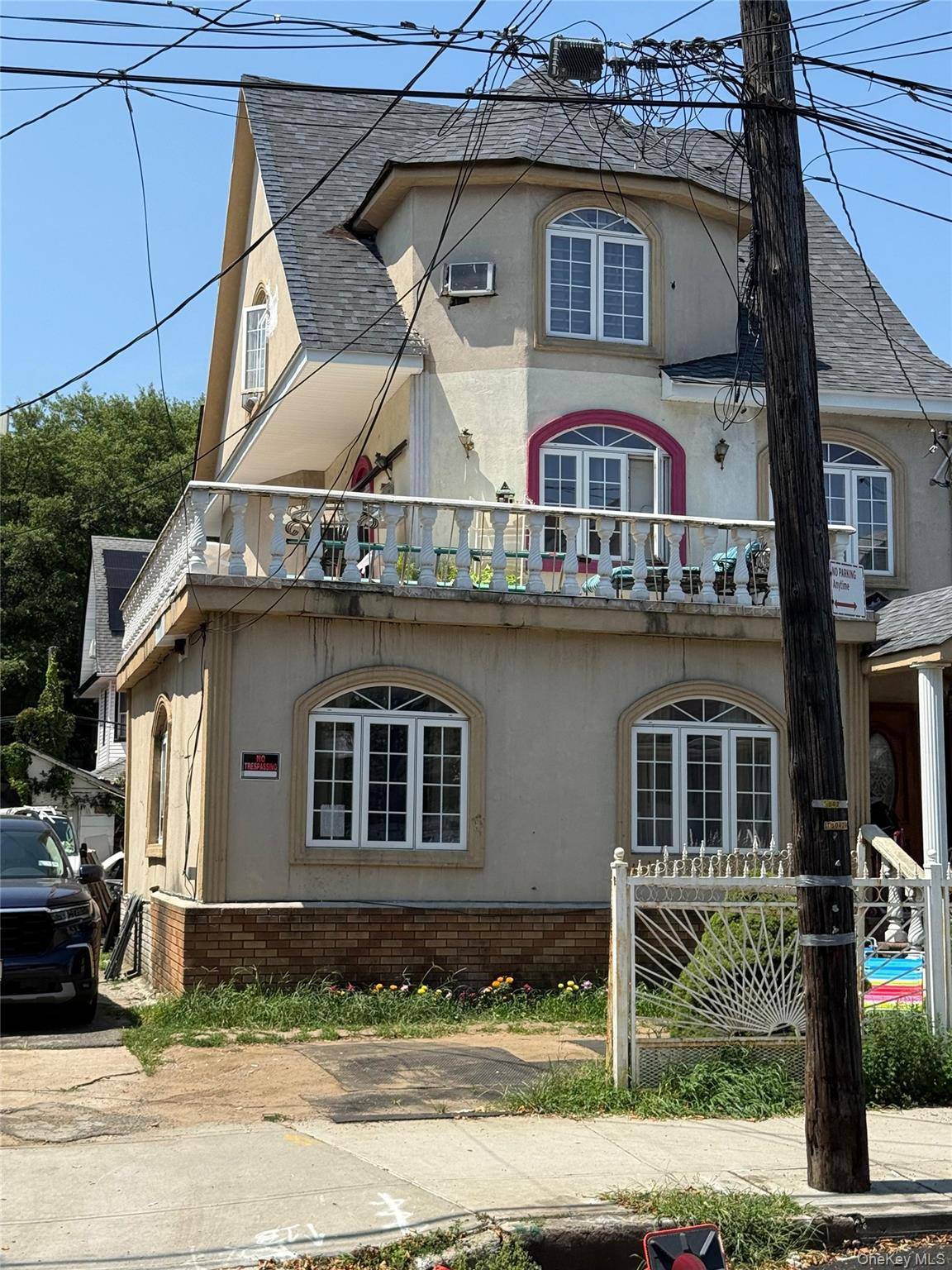 SPACIOUS 2 FAMILY HOME LOCATE IN A QUIET RESIDENTIAL AREA, CLOSE TO THE J TRAIN, PUBLIC TRANSPORATION, SHOPPING, PLACE OF WORSHIP, ETC.
