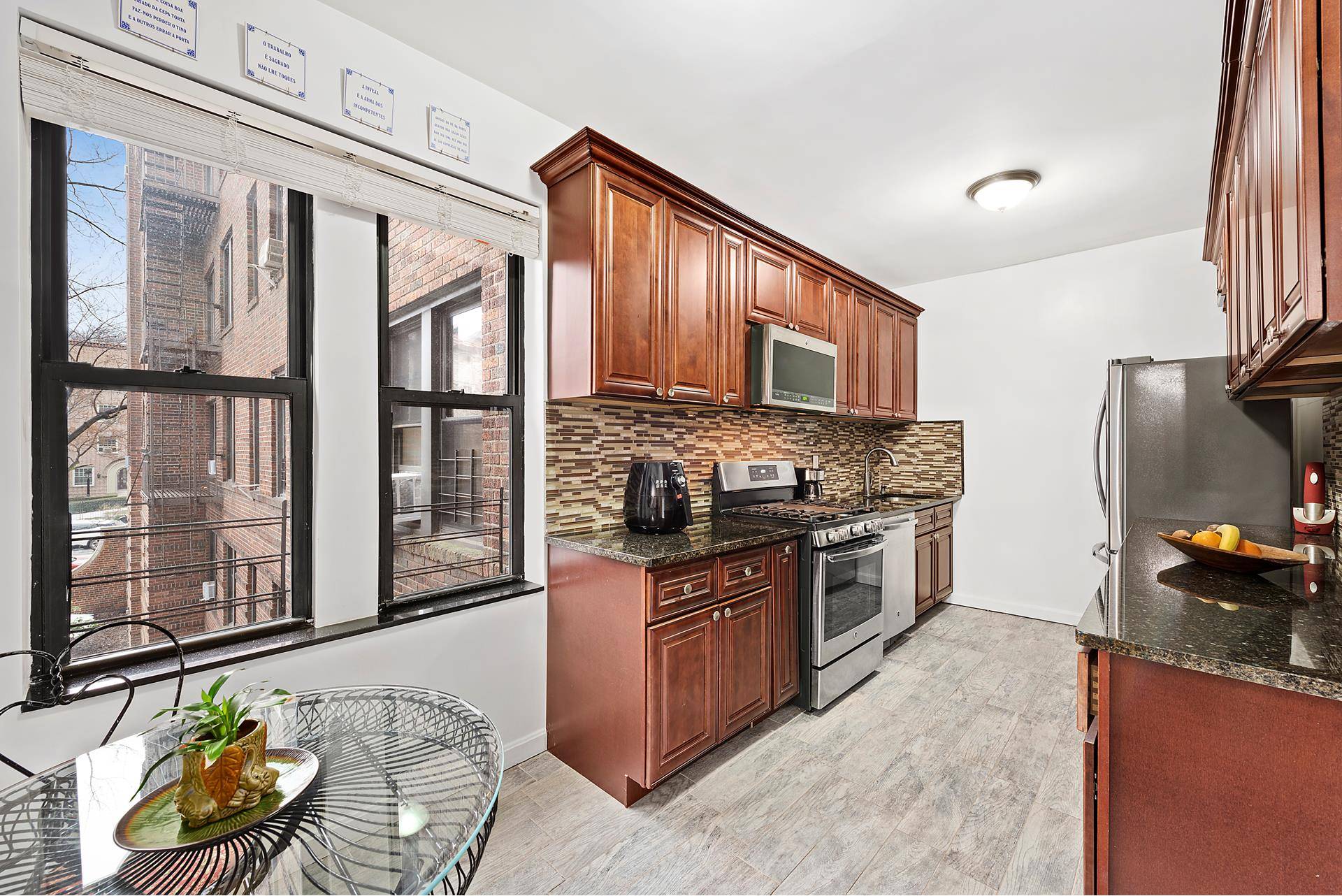 Huge pre war 2BR, Move in ready !