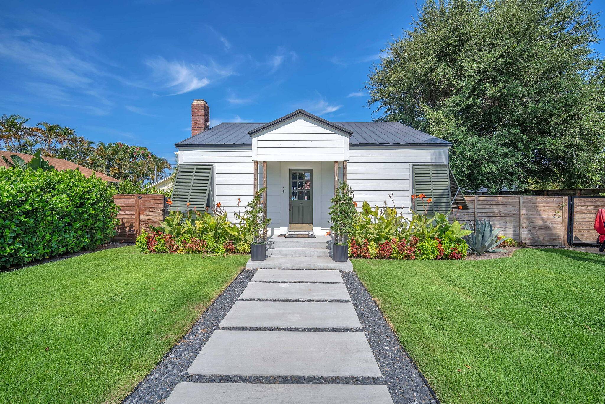Y Coastal Charm Meets Seasonal Comfort Dec 1 June 1 Y Sunlit 2BR 1BA fully furnished coastal cottage just minutes from the beach, golf, and downtown Lake Worth.