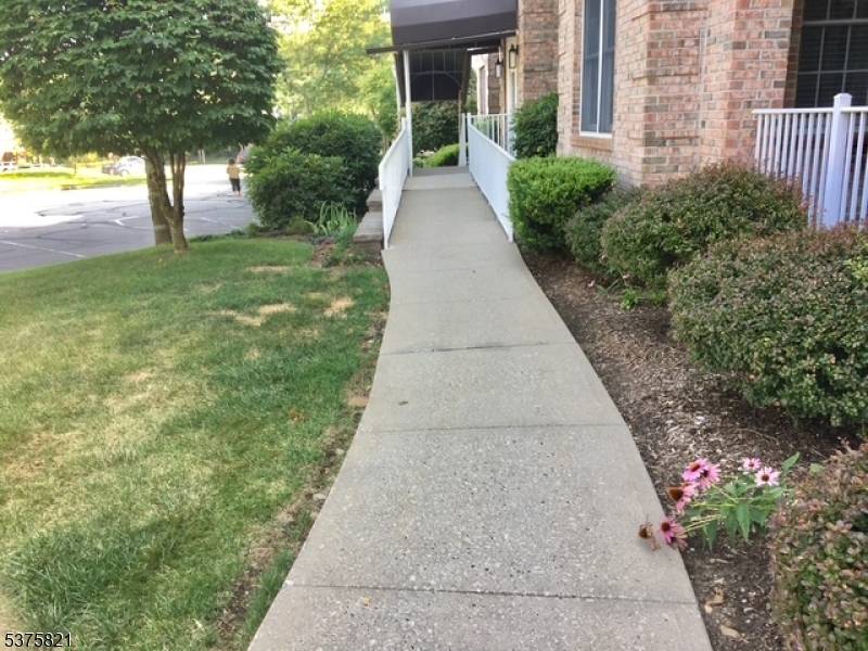 Welcome to Horizons at Mt Arlington, an Active Adult Community located 2 miles from Rt 80 and the Mt Arlington train bus station and minutes away from Lake Hopatcong, NJ's ...