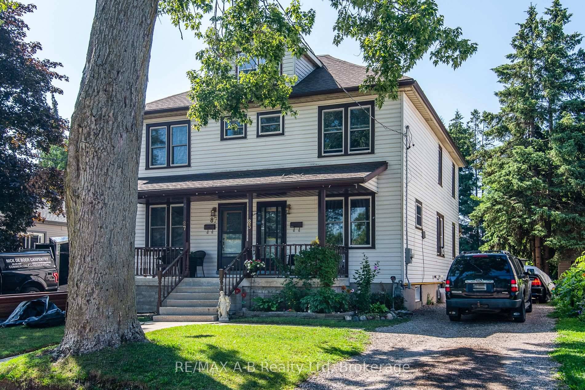 Welcome to this charming 2.