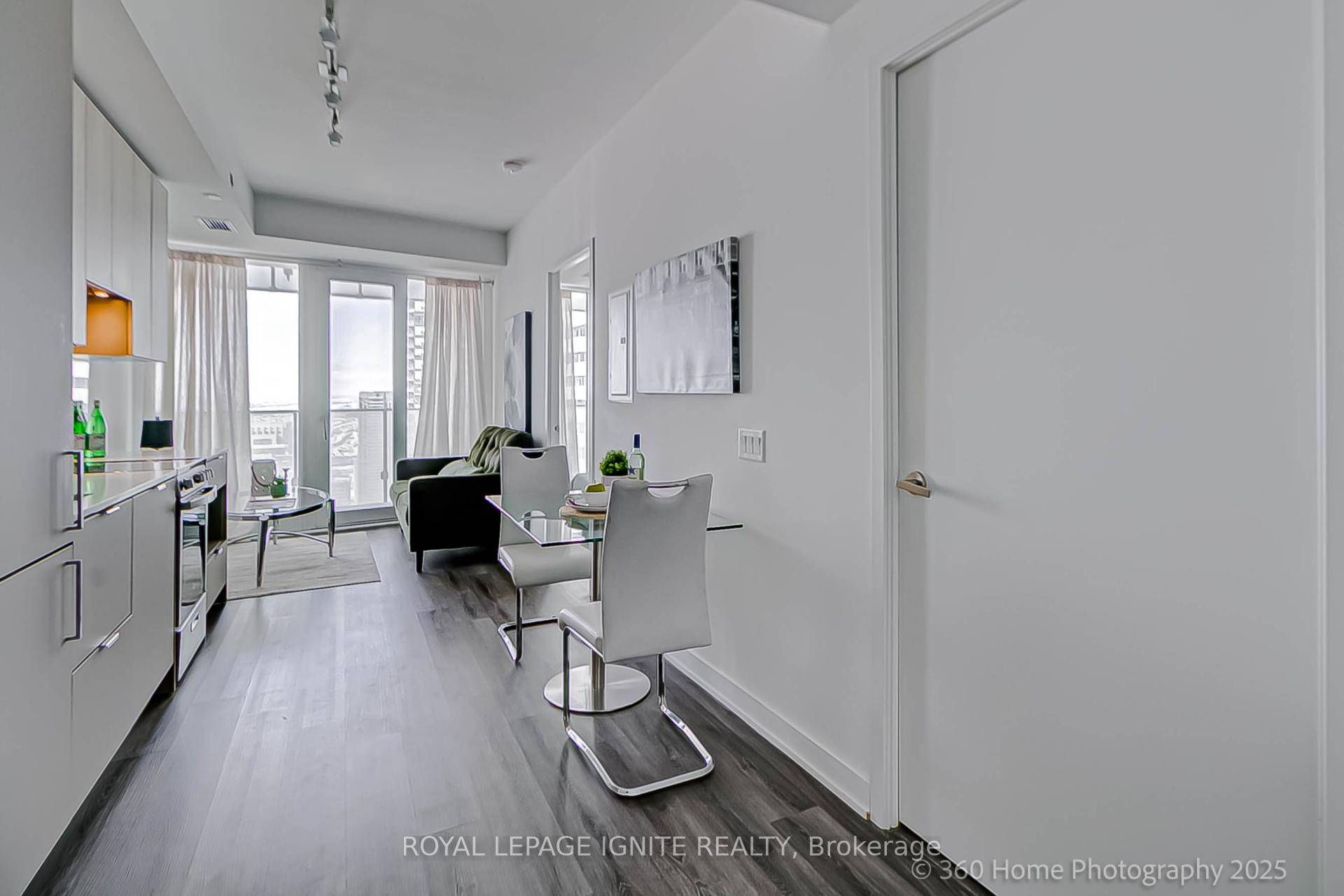 Beautiful 1 Bedroom Condo In The luxurious M2 Building In Hear of Mississauga Boasting A Stunning Breathtaking And Spectacular 40th Floor View !