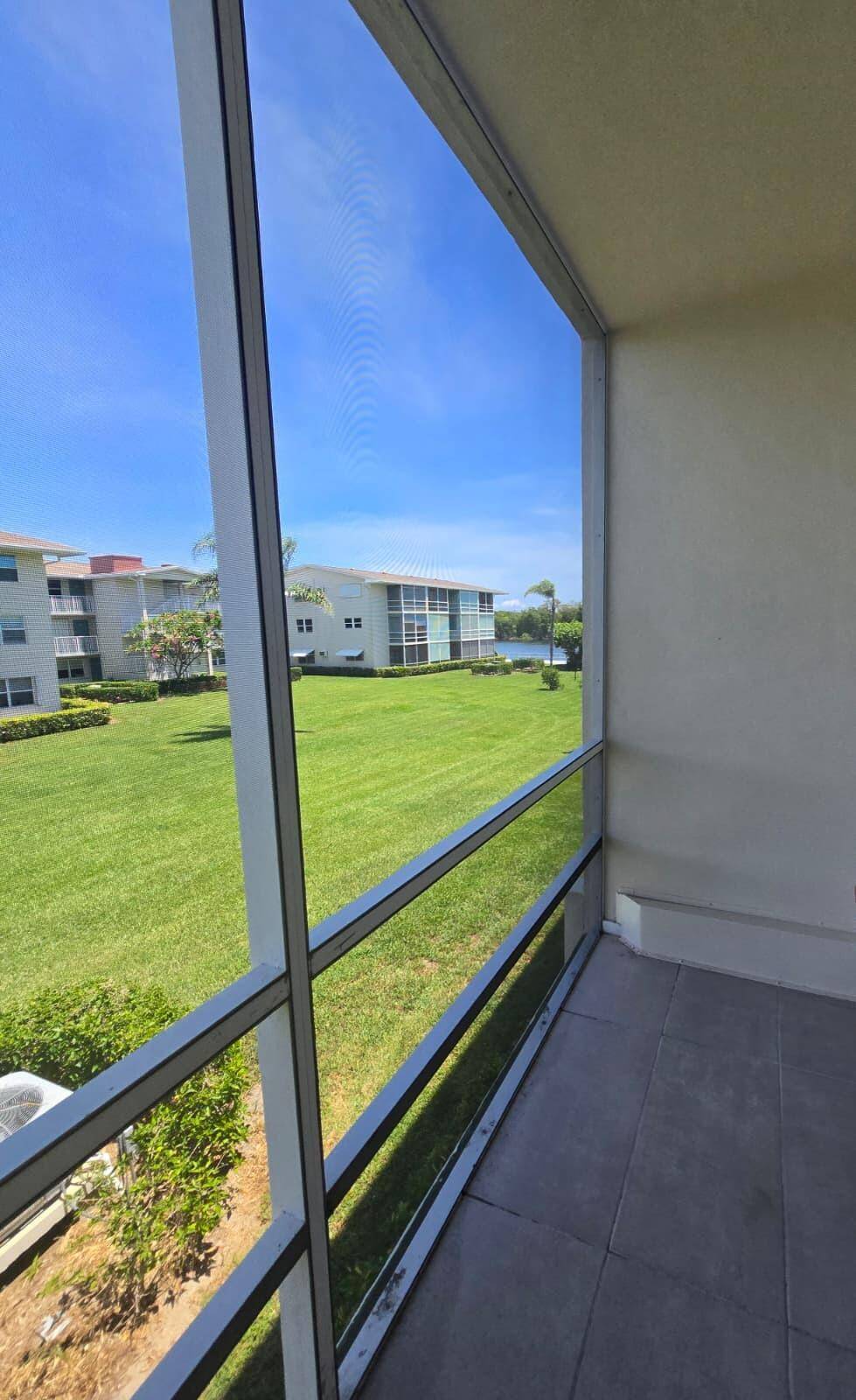 Beautifully renovated 2BR 1BA condo in Sterling Village, Boynton Beach.