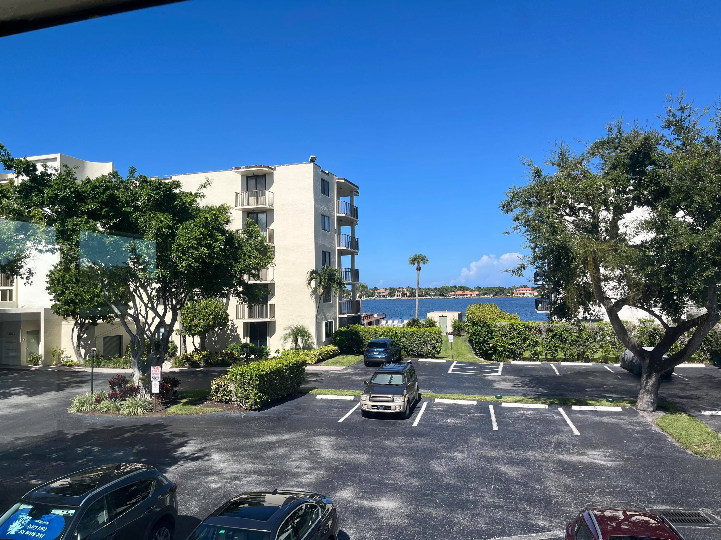Second Story 2 bed 1 bath condo with a view of the intracoastal water way !
