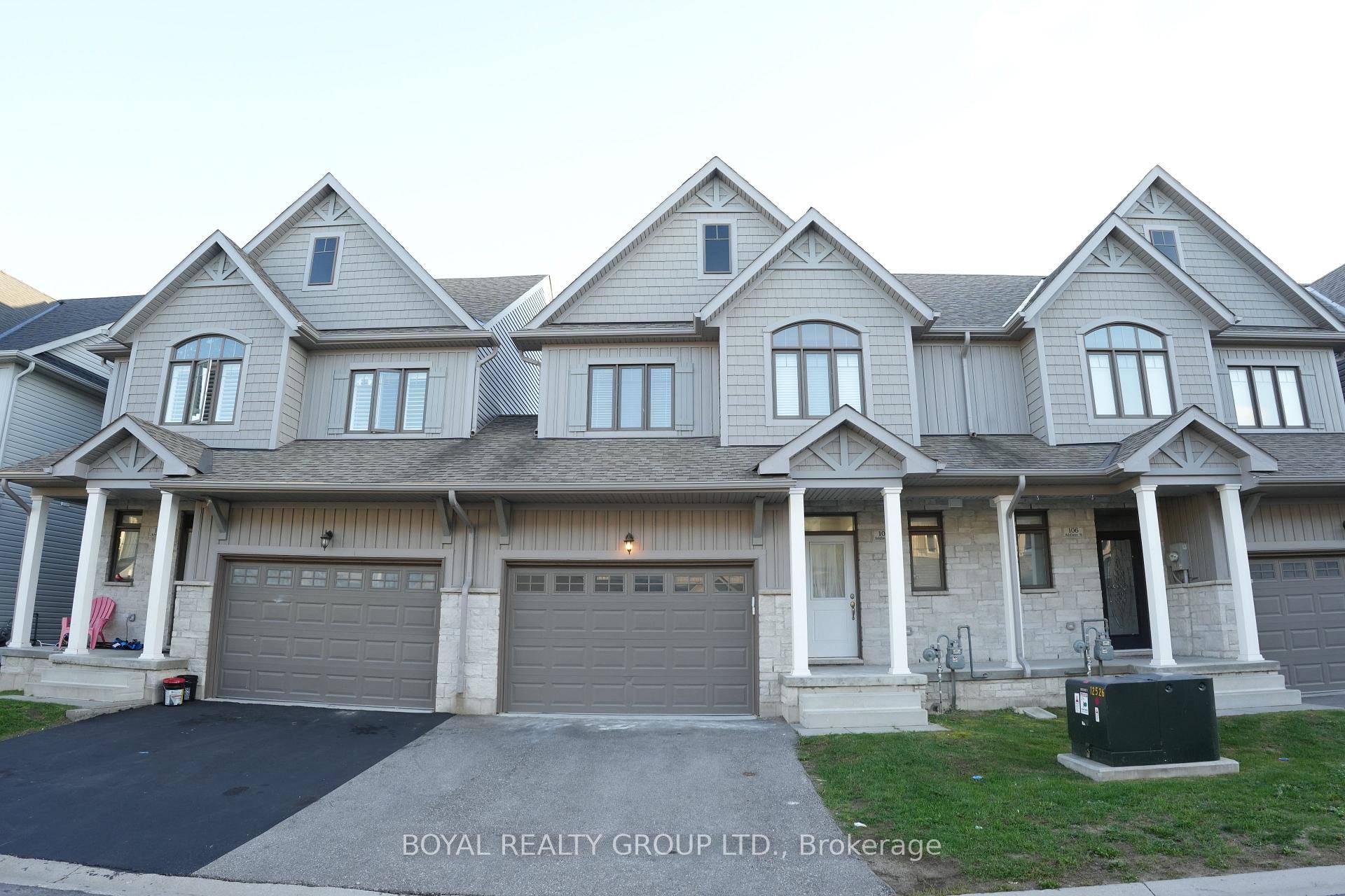 Modern Townhome with Private Green Space Nestled in the heart of the picturesque Blue Mountains, this 3 1 bedroom, 3.
