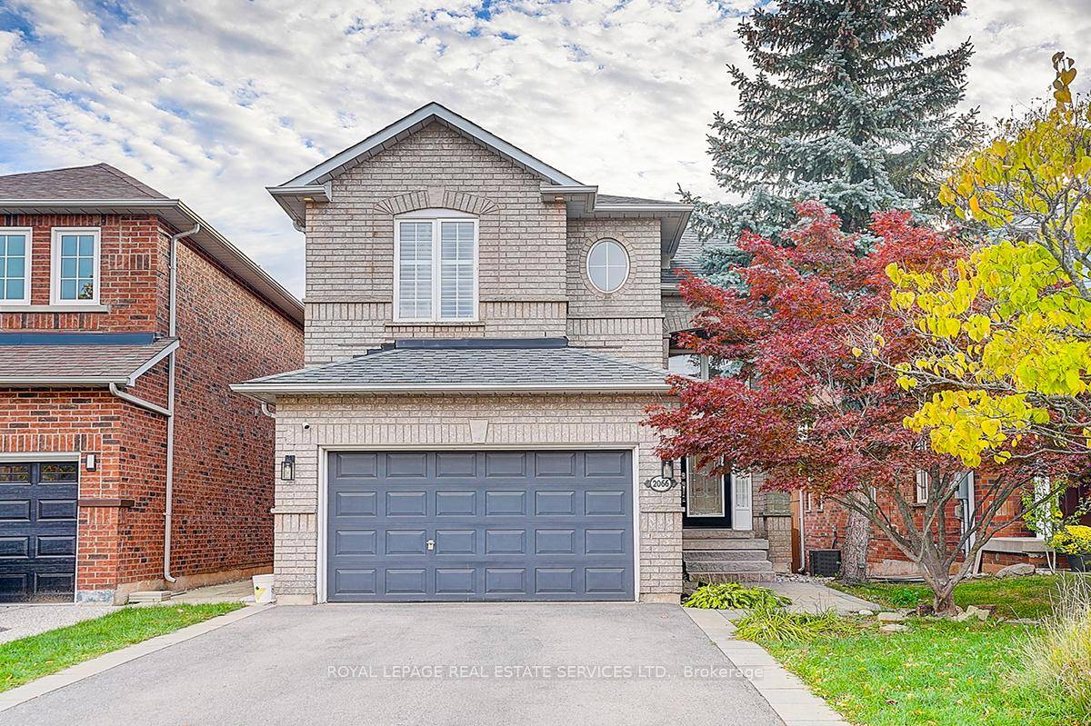 RAVINE LOT ! ! Freshly painted, bright, and beautifully maintained detached 3 bedroom, 2 2 bathroom home in the highly sought after Westoak Trails community !