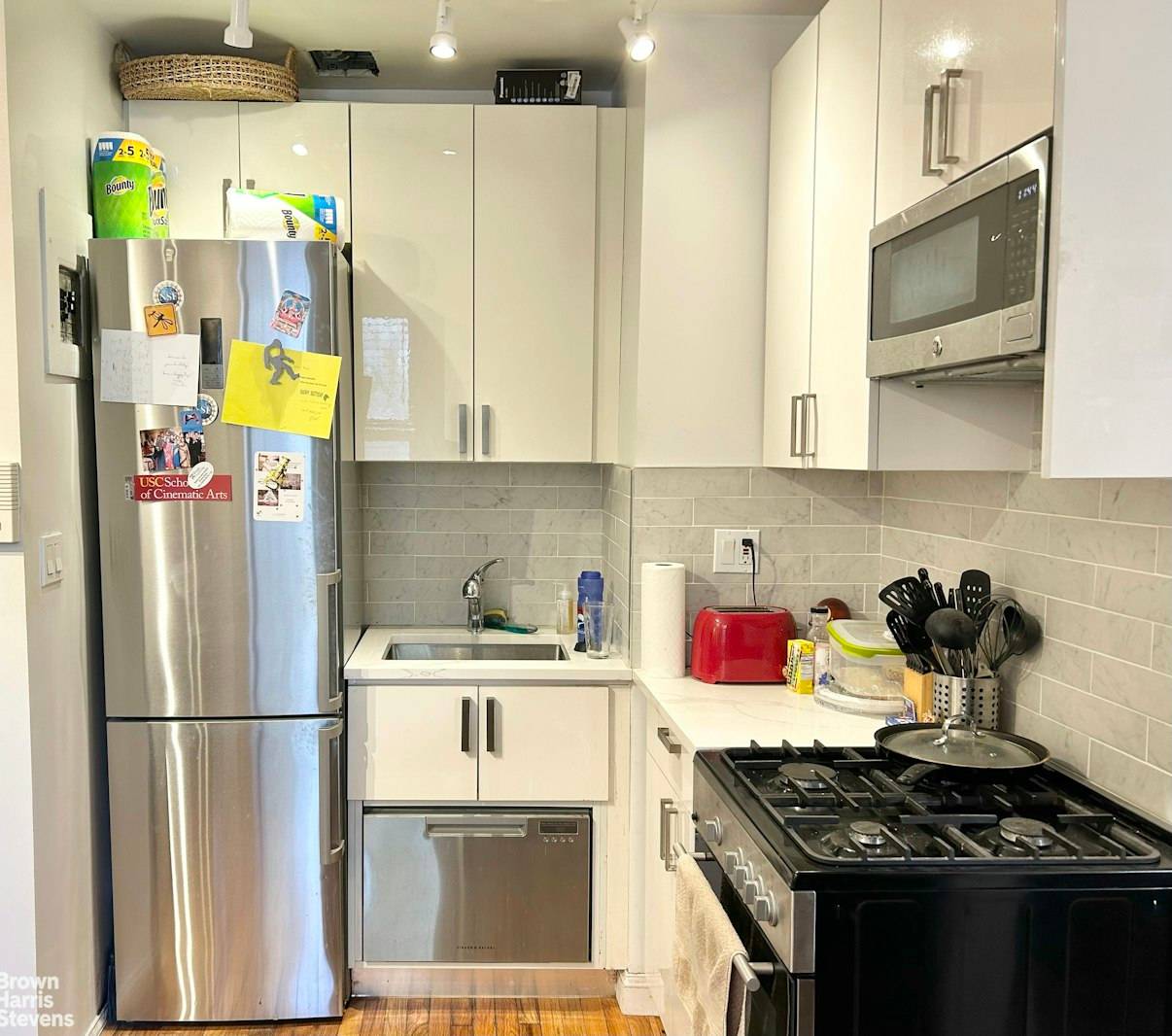 Gorgeous 1 bedroom in the heart of Greenwich Village AVAILABLE JAN 1 Stainless kitchen with dishwasher Queen size bedroom Nicely tiled bathroom Large living room One flight up One block ...