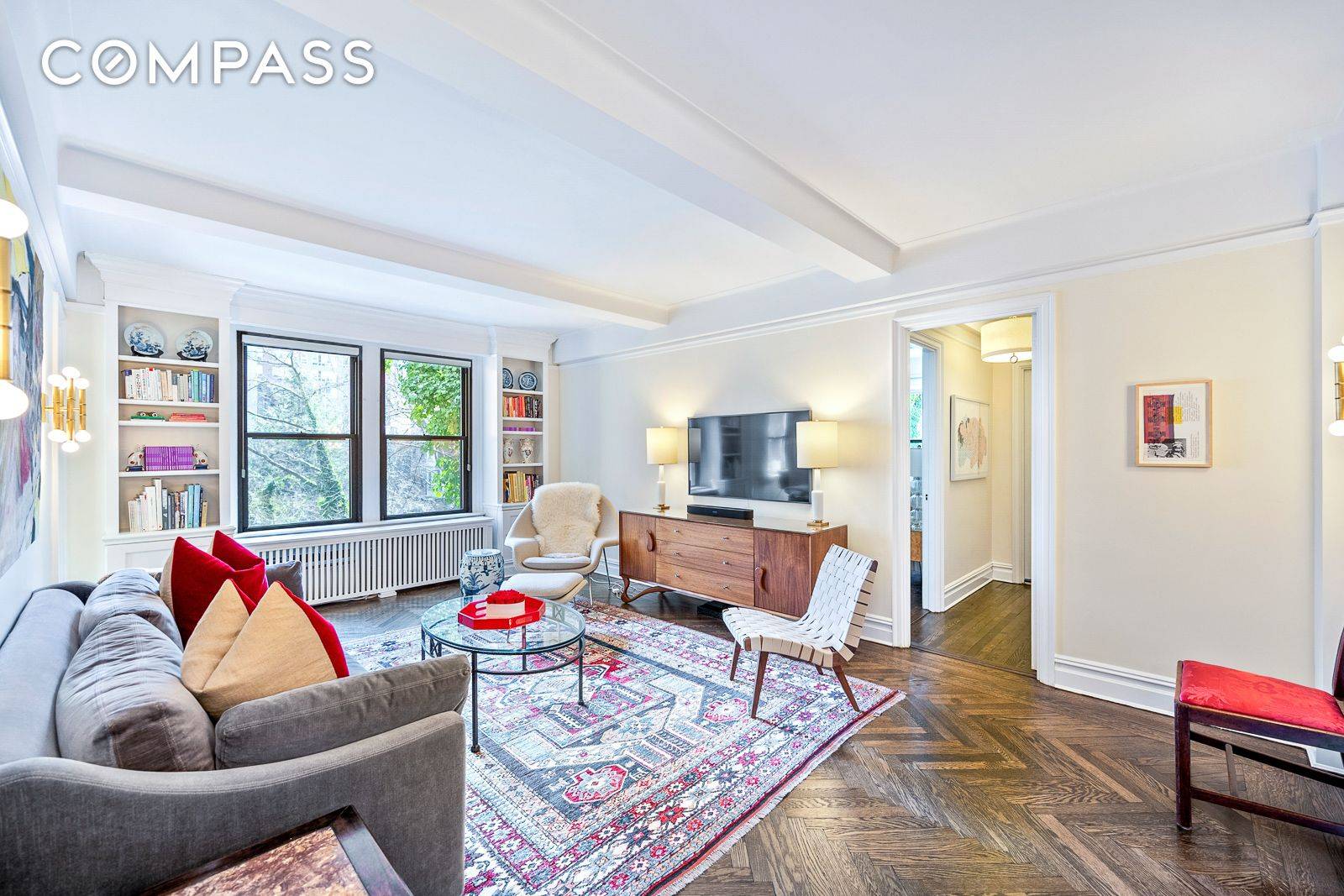 An elegant prewar full service building located in the heart of the Upper East Side s Gold Coast is home to a large, bright and quiet one bedroom home in ...