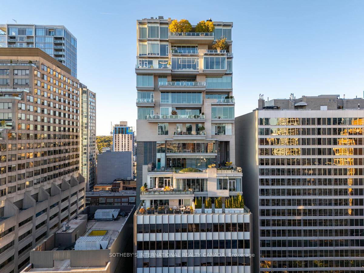 An extraordinary residence in the heart of Yorkville, Suite 1201 at 155 Cumberland offers just under 4, 000 sq.