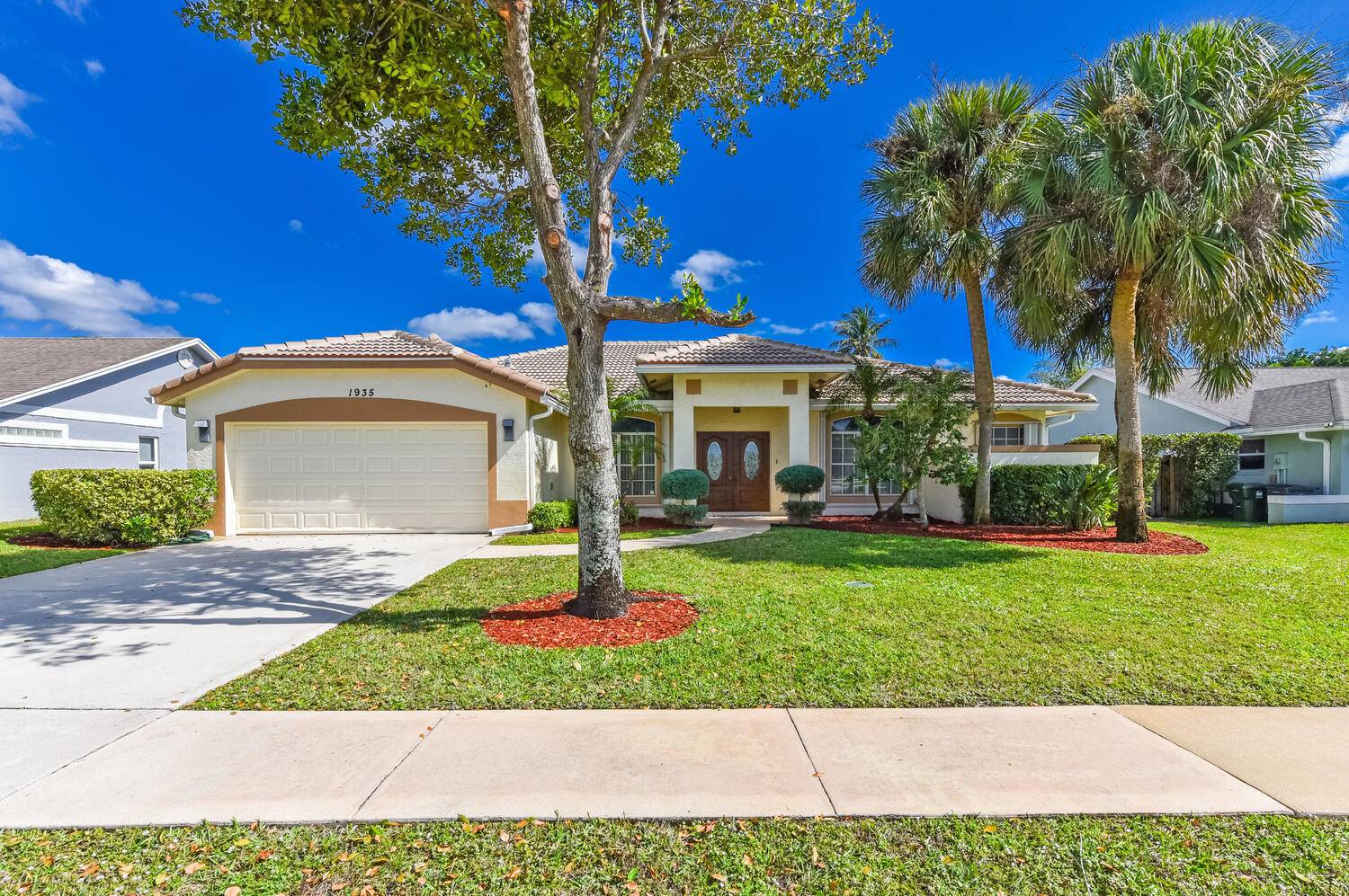 NO HOA ! Centrally located in Wellington's Sugar Pond Manor.