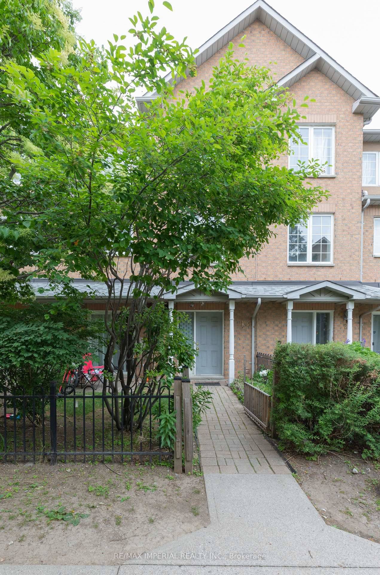 Well maintained 3 1 Br Townhouse Steps from Unionville High School, Coledale PS, St.