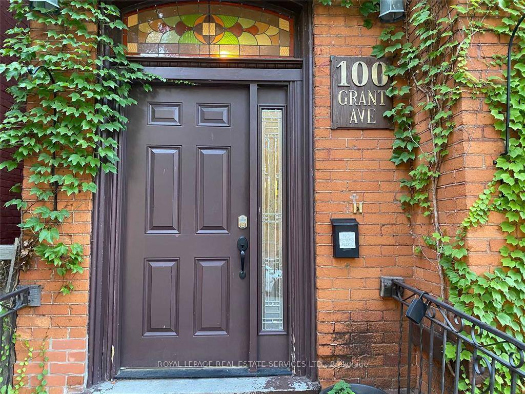 Bright and spacious 3 bedroom, 1 bath upper level duplex apartment in the desirable Stinson neighbourhood of Hamilton.