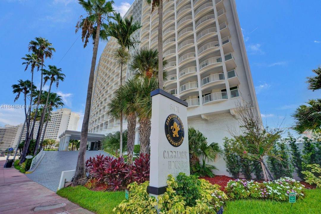 Oceanfront 2BD 2BA condo with split floor plan and 1, 550 SqFt of spacious interior living.