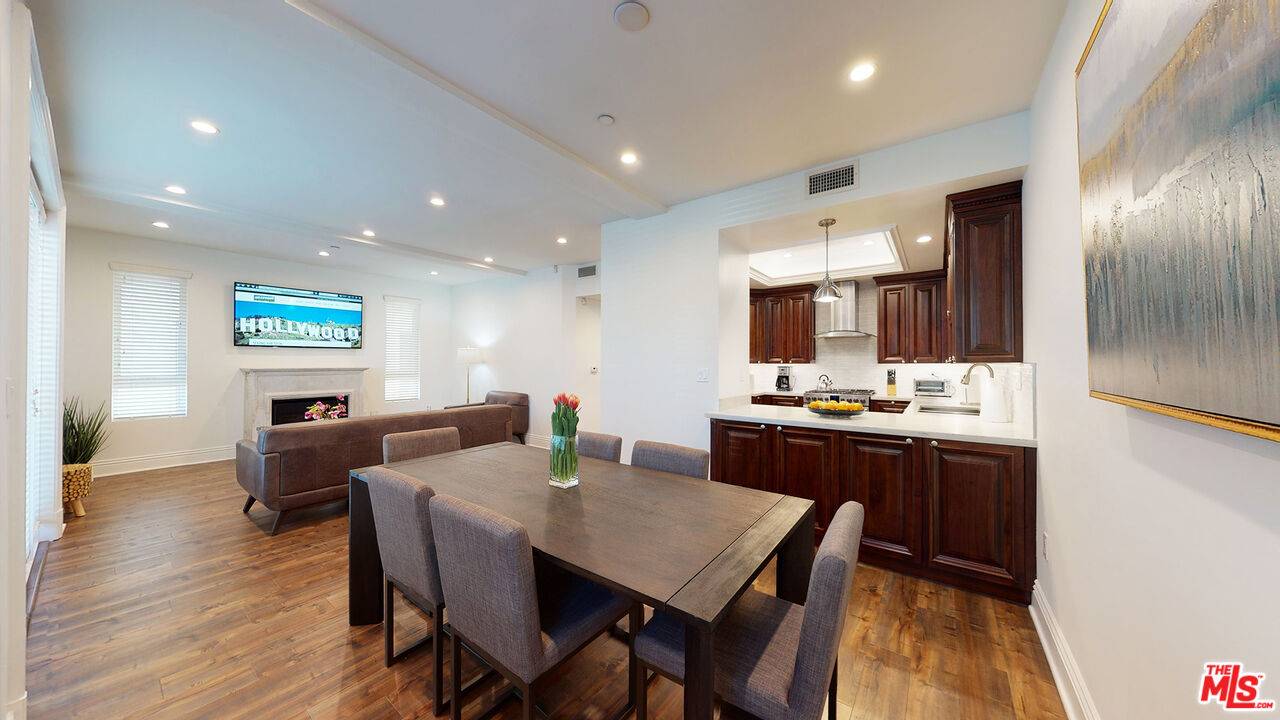 907 S SHENANDOAH ST 3BR Beverlywood La