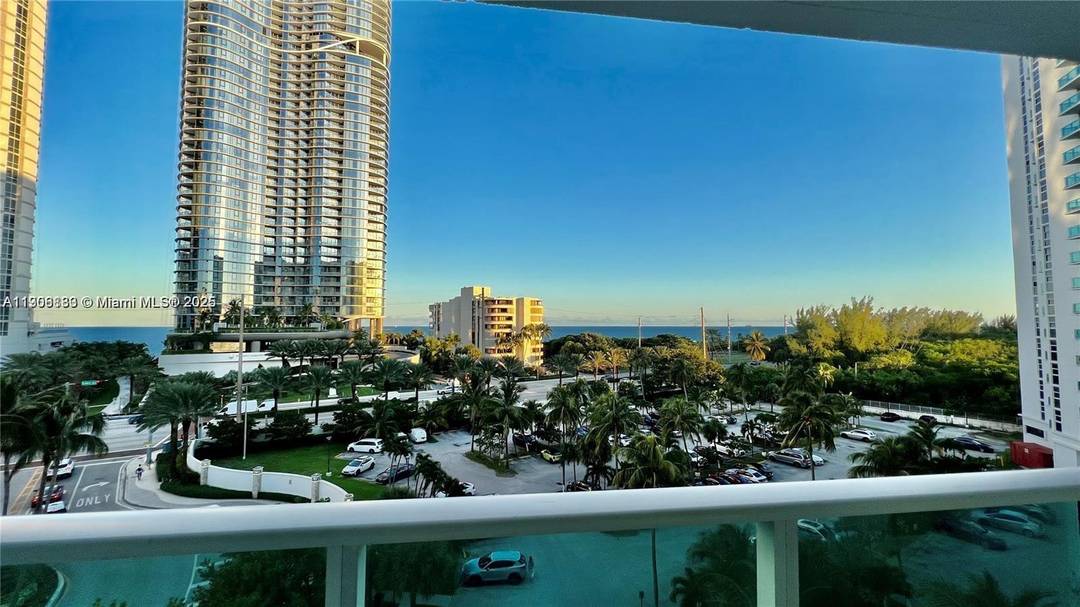 BEAUTIFUL AND LASRGE 2 BED 2 BATHS IN THE HEART OF SUNNY ISLES, OCEAN AND STREET VIEW FROM THE LARGE BALCONY, GREAT AMENITIES AND SECURITY.