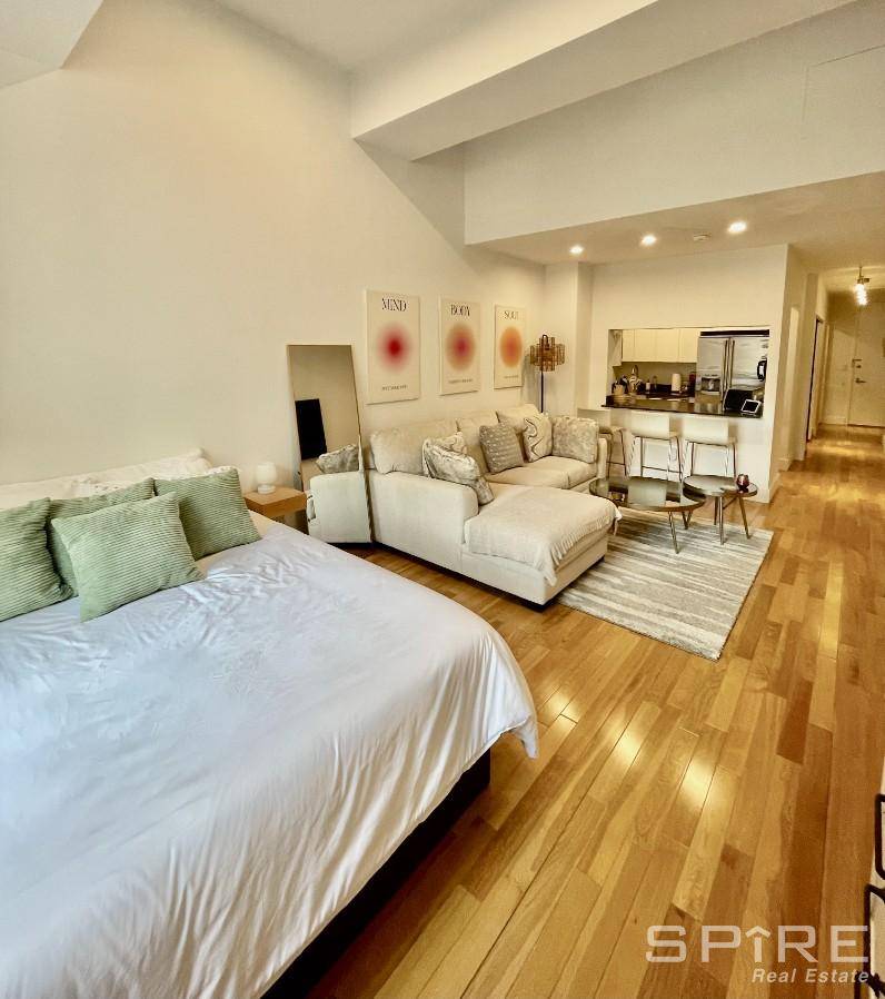 Beautifull Luxury Loft overlooking the buildings zen garden.