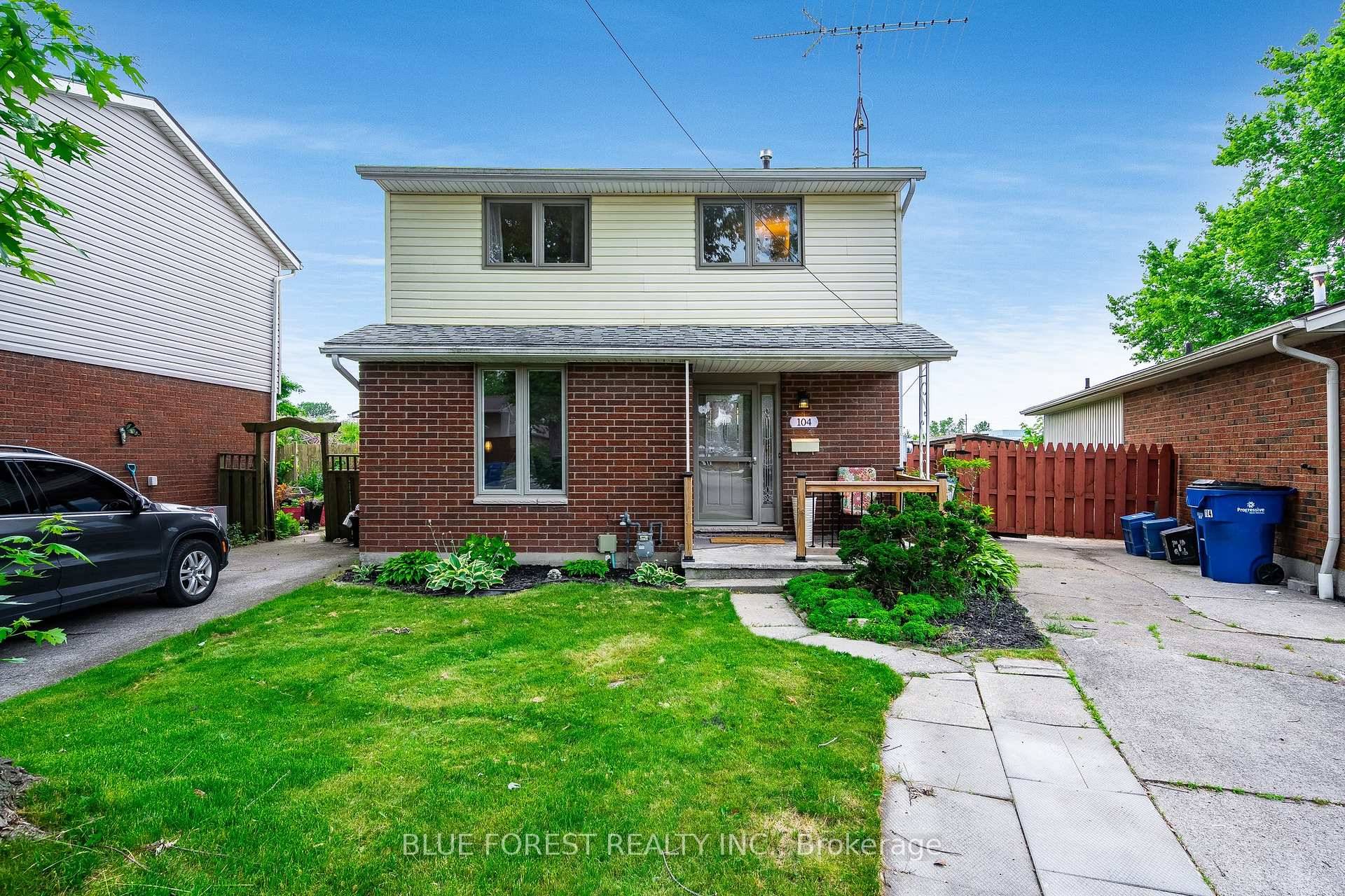 Welcome to 104 Copperfield Crescent, a well laid out 2 storey detached home located on a quiet crescent in one of Chatham's most family friendly neighbourhoods.