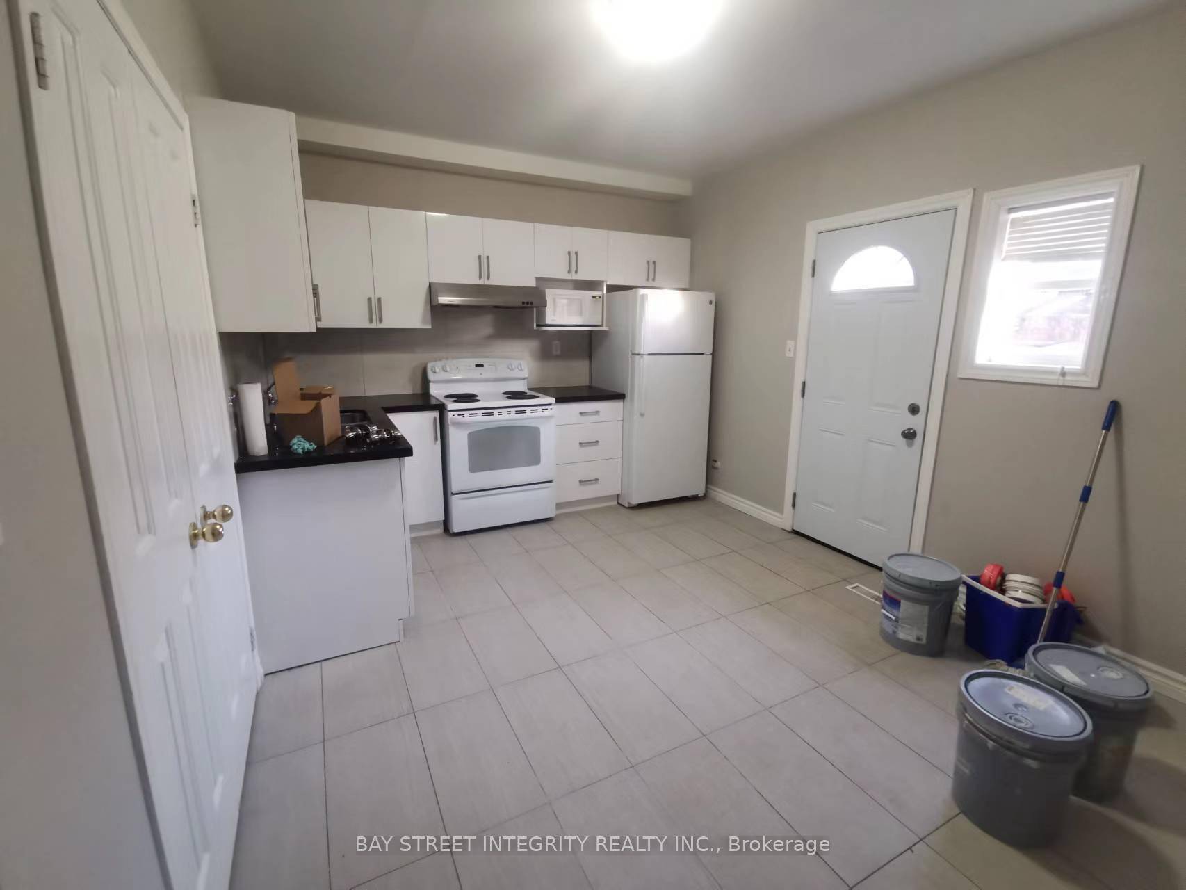 Upgraded 6 Bedroom Unit On Main Floor And Lower Level Of A Detached House With Three Washrooms 1 Full And 2 Powder Rooms.
