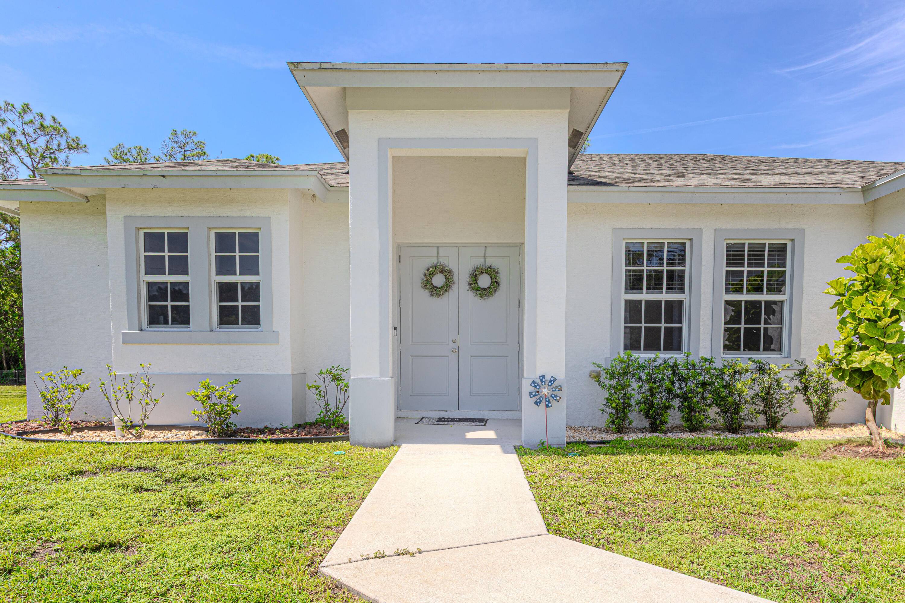 Stunning single family house located at a great and tranquil Loxahatchee area.