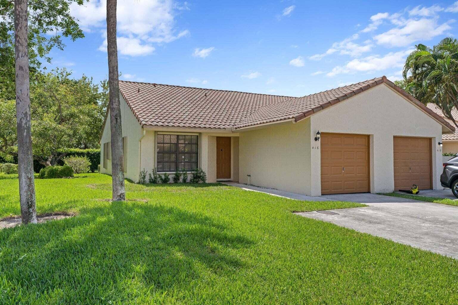 WOW ! BEAUTIFUL END UNIT VILLA in Spectacular Lake Windwood 5 Acre Wildlife Preserve and Open Green Space !