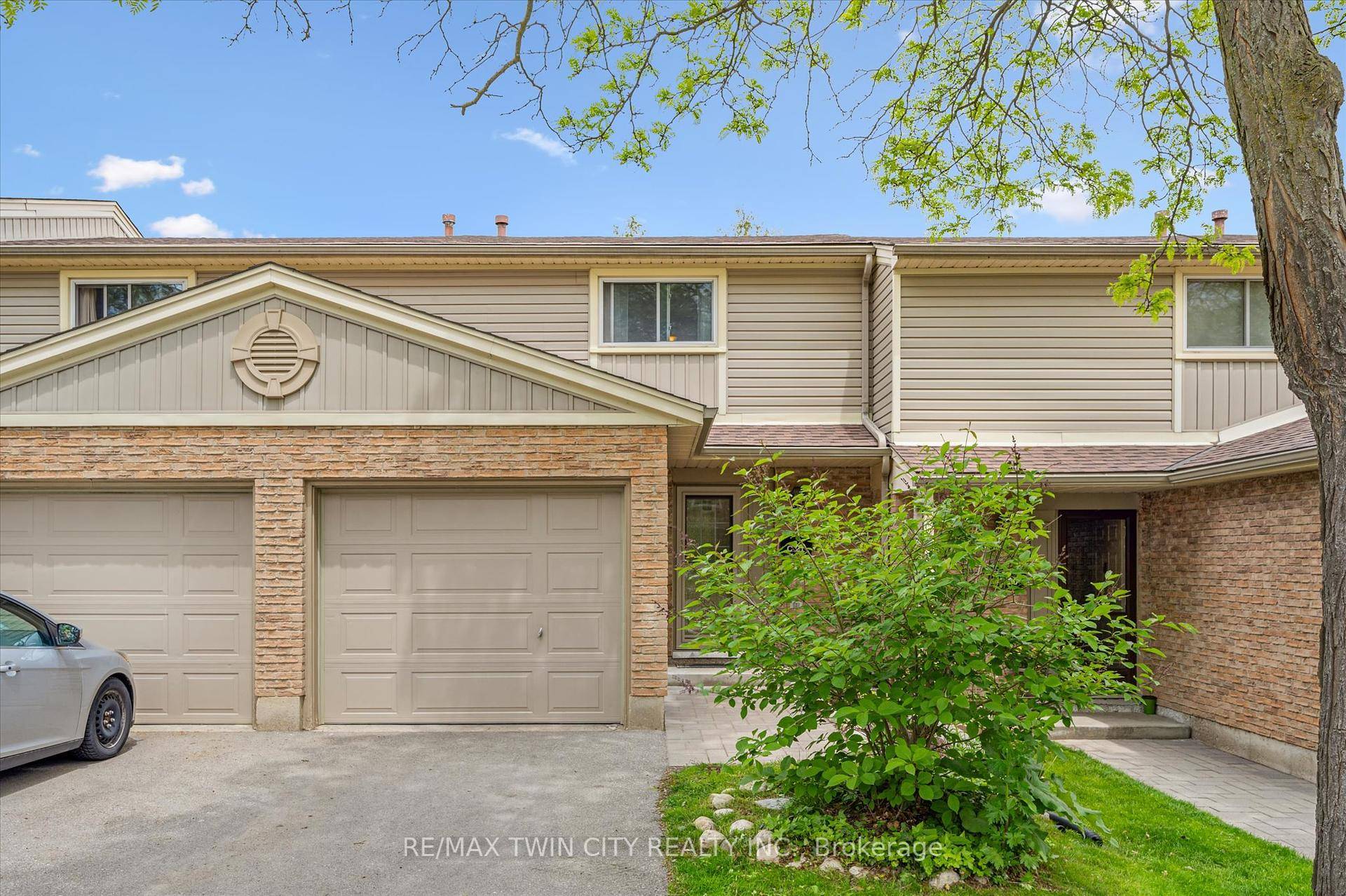 Charming 2 Storey Townhouse in Sought After Doon Area, Kitchener Welcome to this spacious and well maintained 2 storey townhouse that offers 1600 sqft of living space, perfect for first ...