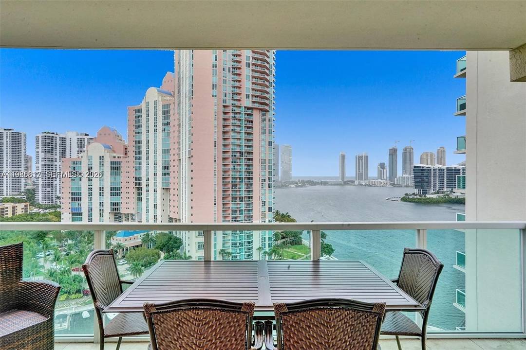 Breathtaking views of the open bay, the marina and the ocean directly from the 14th floor of Aventura Marina.