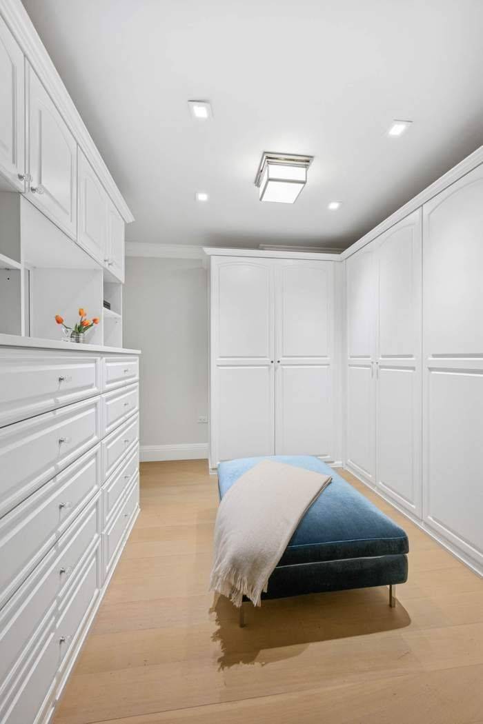 Tucked behind a private ground floor entrance on East 88th Street, this maisonette duplex at Philip House offers the intimacy of townhouse living with the benefits of a full service ...