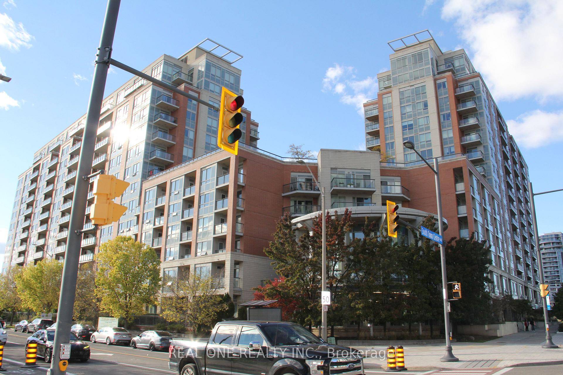 The Heart Of Markham 'Majestic Court' Community With Great Facilities, Sunny South West Corner Unit !