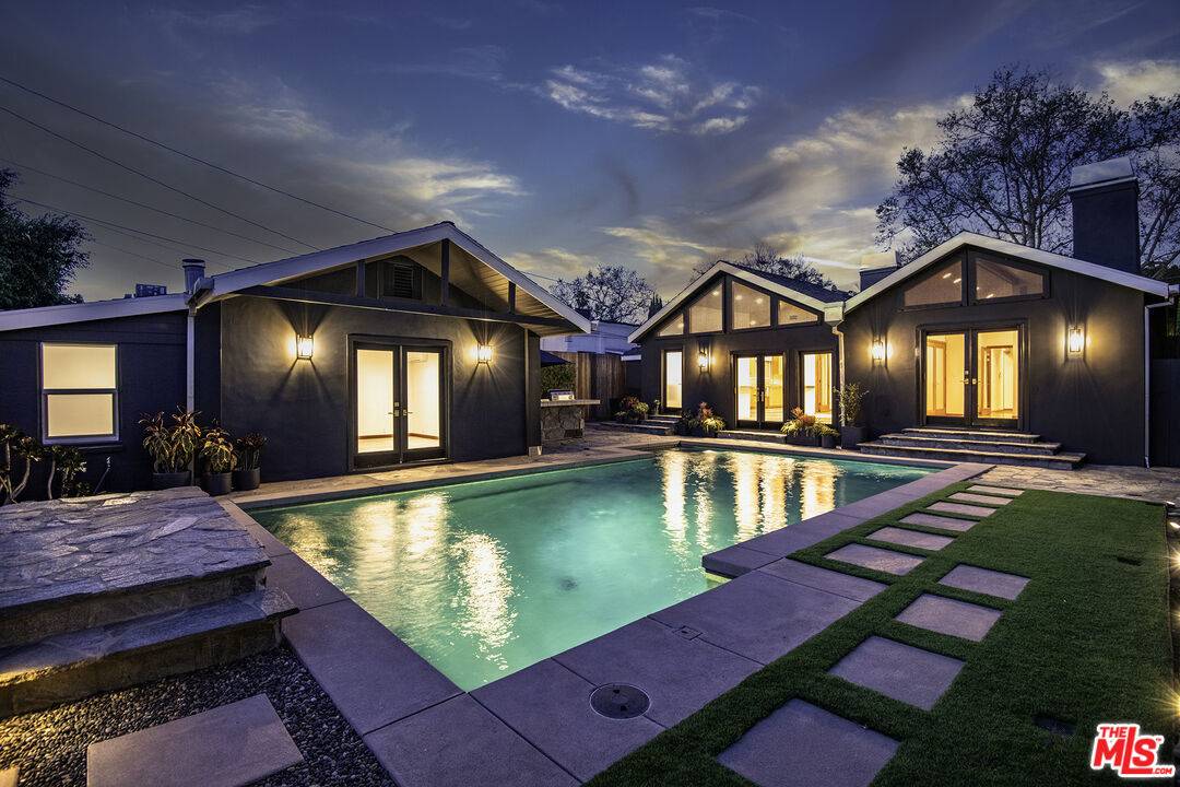 445 Westmount Dr 3BR Beverly Grove La