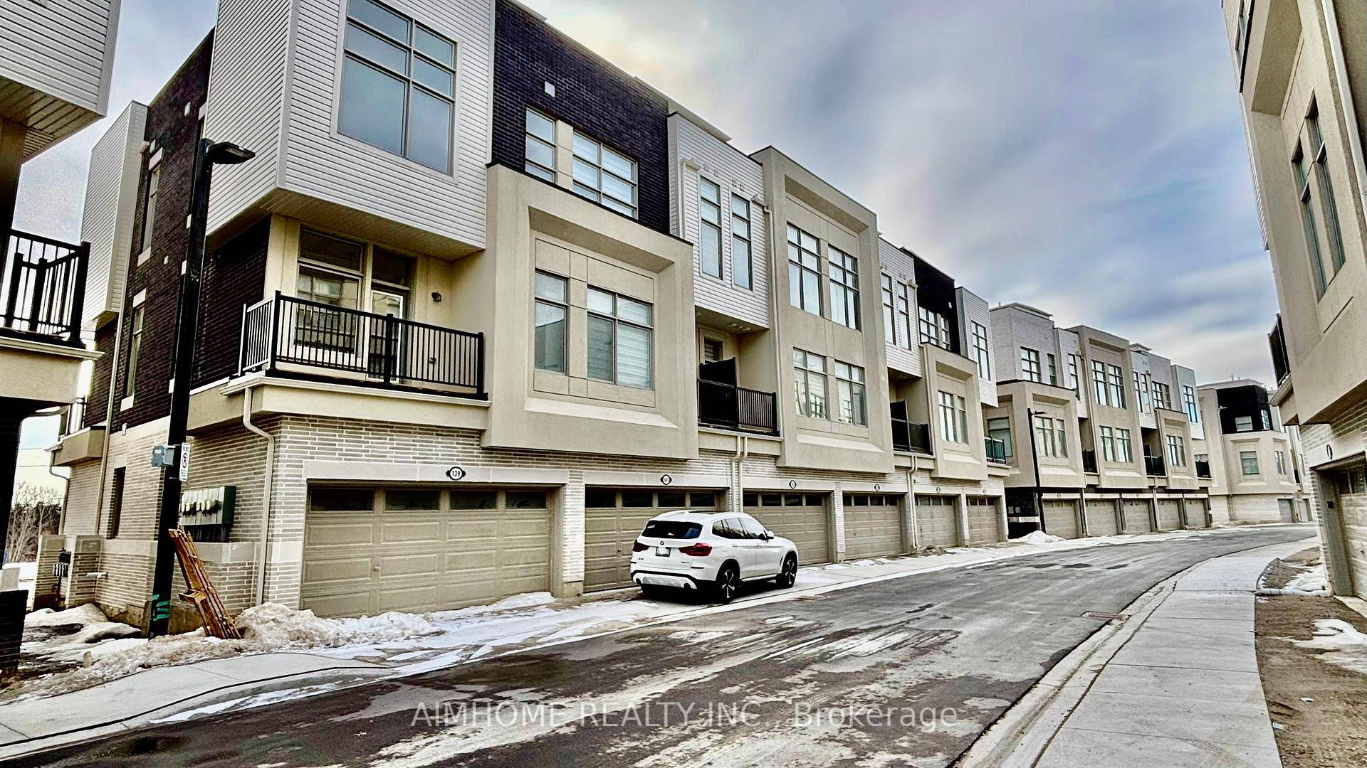 A Beautiful Modern Freehold Townhouse For Flexible Lease Term In the Cachet Community !