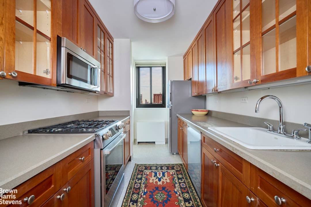 An opportunity to purchase a rarely available high floor F line apartment at The Carnegie Hill Tower.