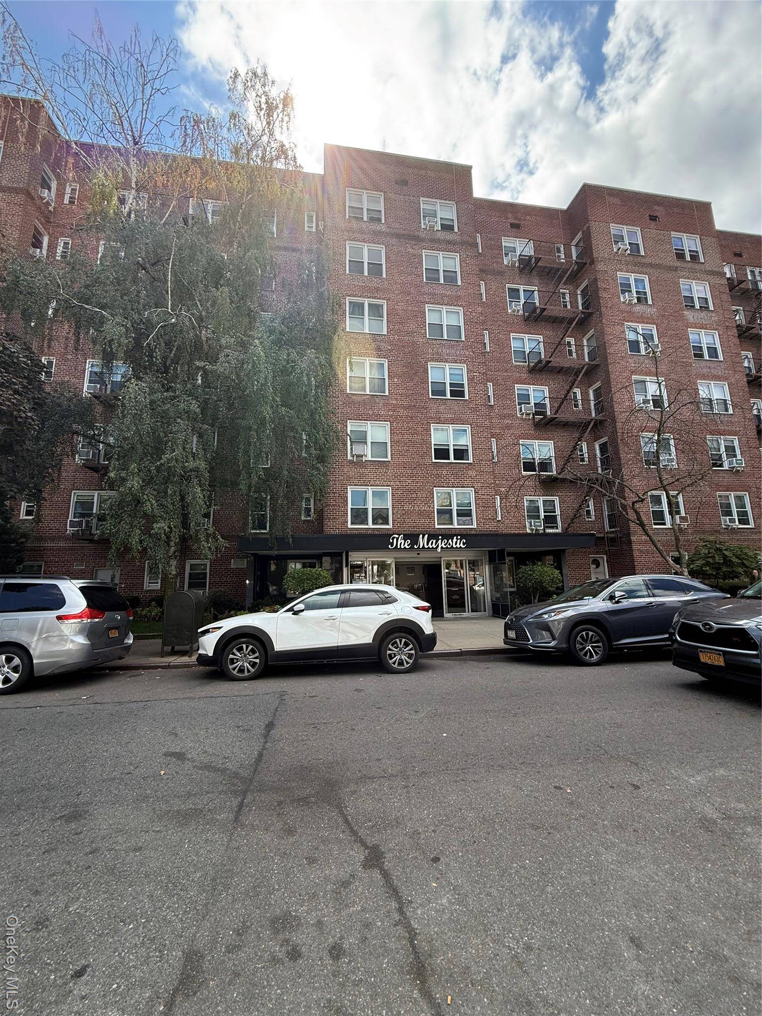 Beautiful well maintained unit in desirable Forest Hills neighborhood.