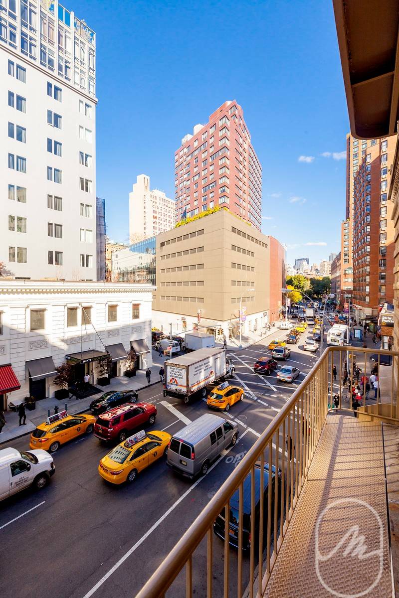 Fabulous new True North one bedroom with extra high ceilings, great natural light, a king sized bedroom, and a balcony with views of Union Square.