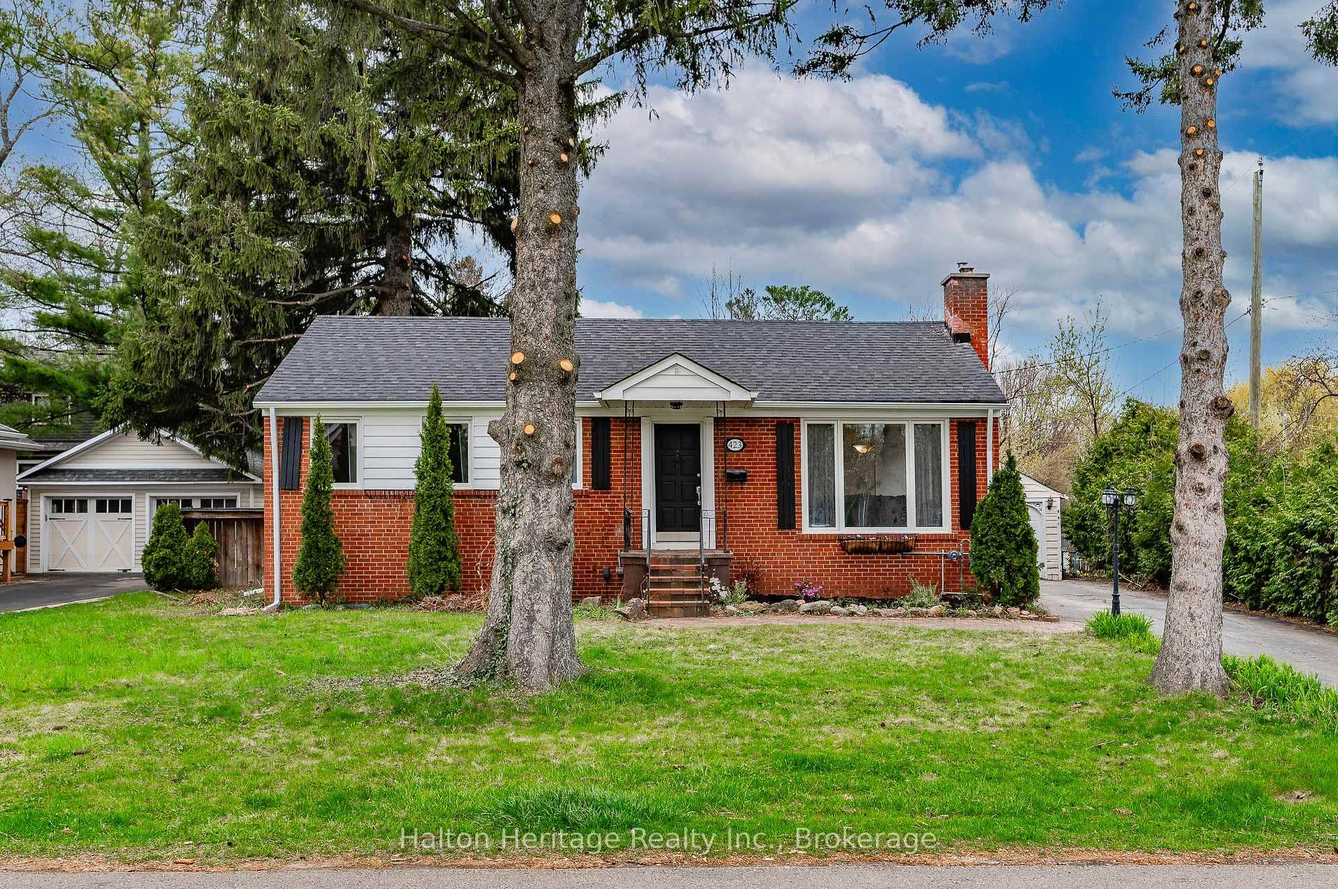 Fabulous Move In Ready Bungalow in One of Oakville's Most Sought After Neighbourhoods !