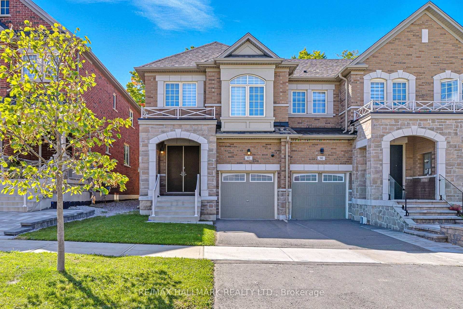 Wow Premium End Unit Townhouse In The Heart Of Richmond Hill Only 5 Years New amp ; Offering 1, 770 Sq Ft Of Luxury Living !