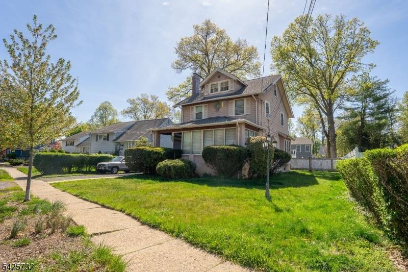 Great starter home located in a quiet and desirable neighborhood.