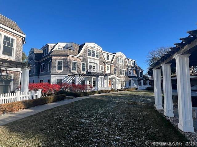 Spend the summer in Stonington Village with restaurants, shops and community events at your fingertips !