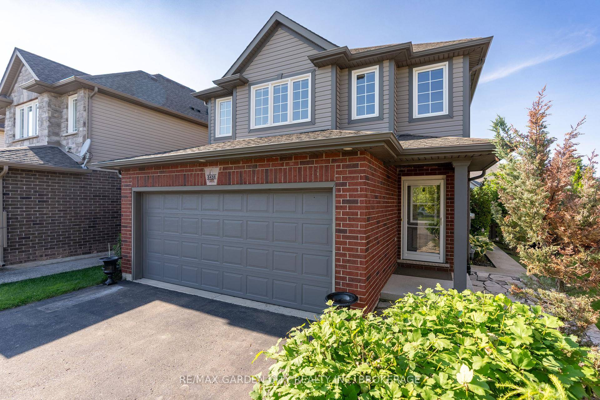 Located in a sought after neighbourhood, on a quiet Crescent, this turnkey two storey home offers open concept living, 3 bedrooms upstairs, and a fully finished basement.