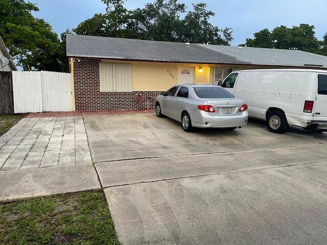 Beautiful 3 Bedroom, 2 Bath Villa with Renovated Kitchen !