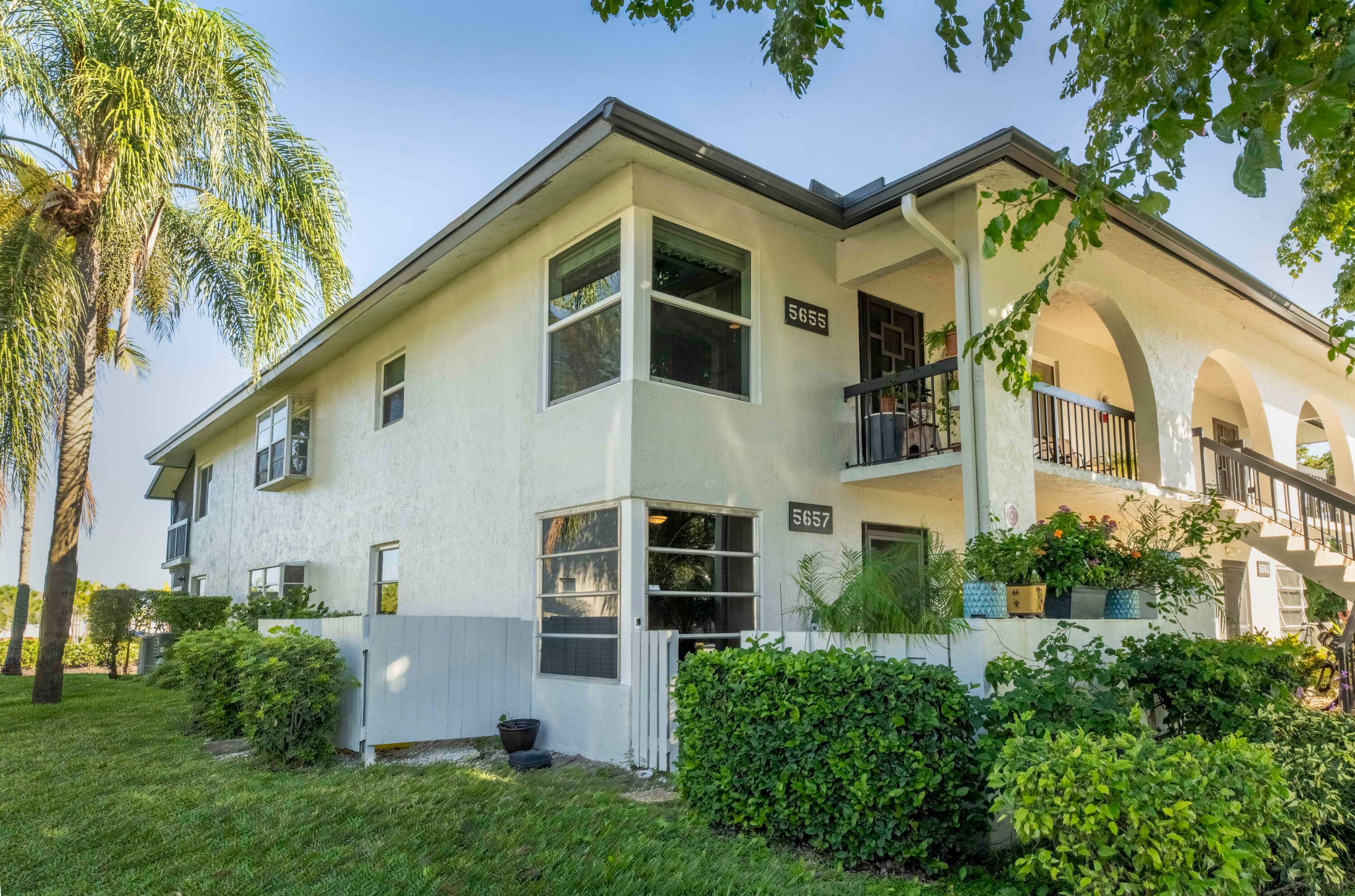 BEAUTIFULLY REMODELED CONDO IN THE HEART OF DELRAY BEACH.