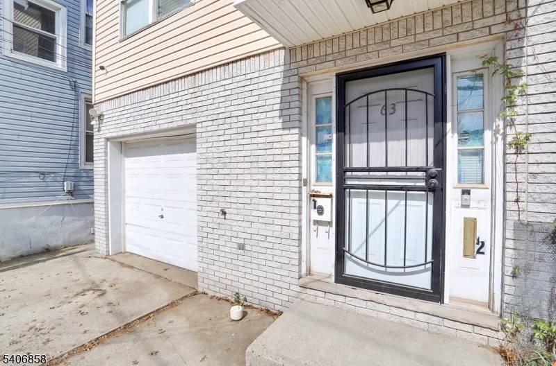 Prime Two Unit Opportunity Income Upside PotentialAttractive two unit property offering a total of 5 bedrooms and 2 full bathrooms on a 25 x 104 lot.