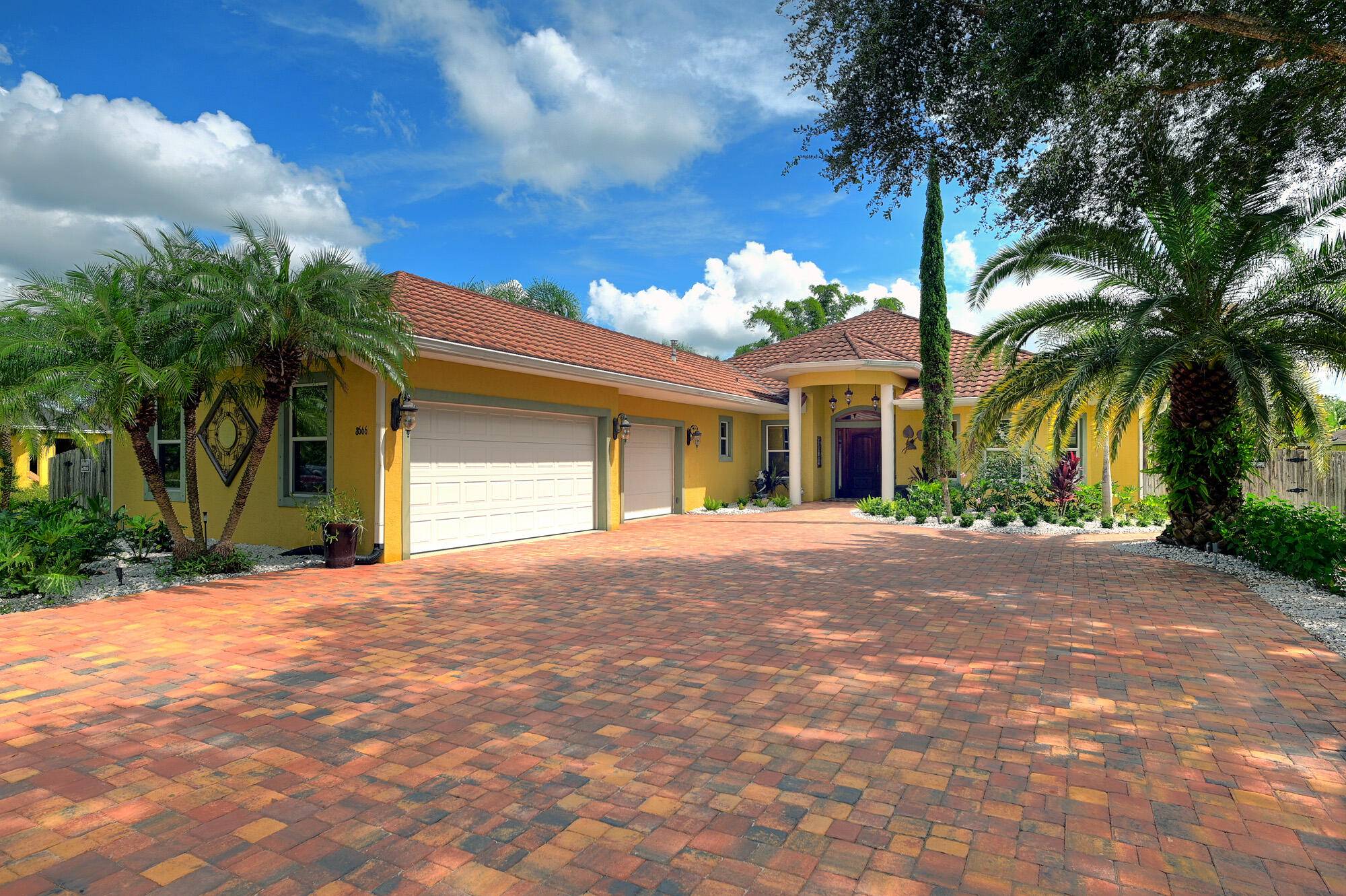 Large family or multigenerational Luxury Lakefront Living exquisite 5 bed, 5 bath estate on 0.