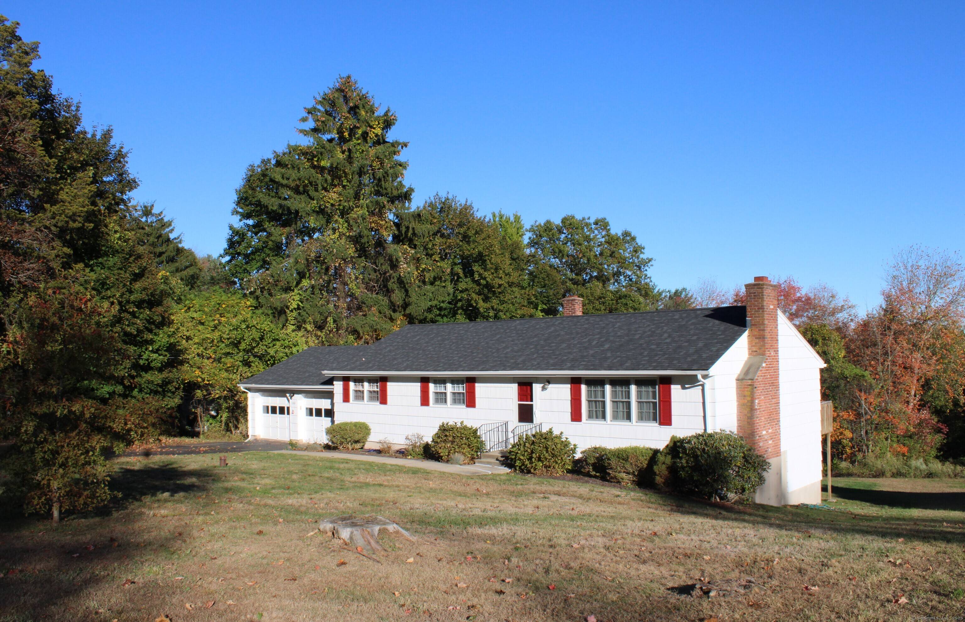 Fantastic opportunity to own in the beautiful Blue Hills area of North Haven !