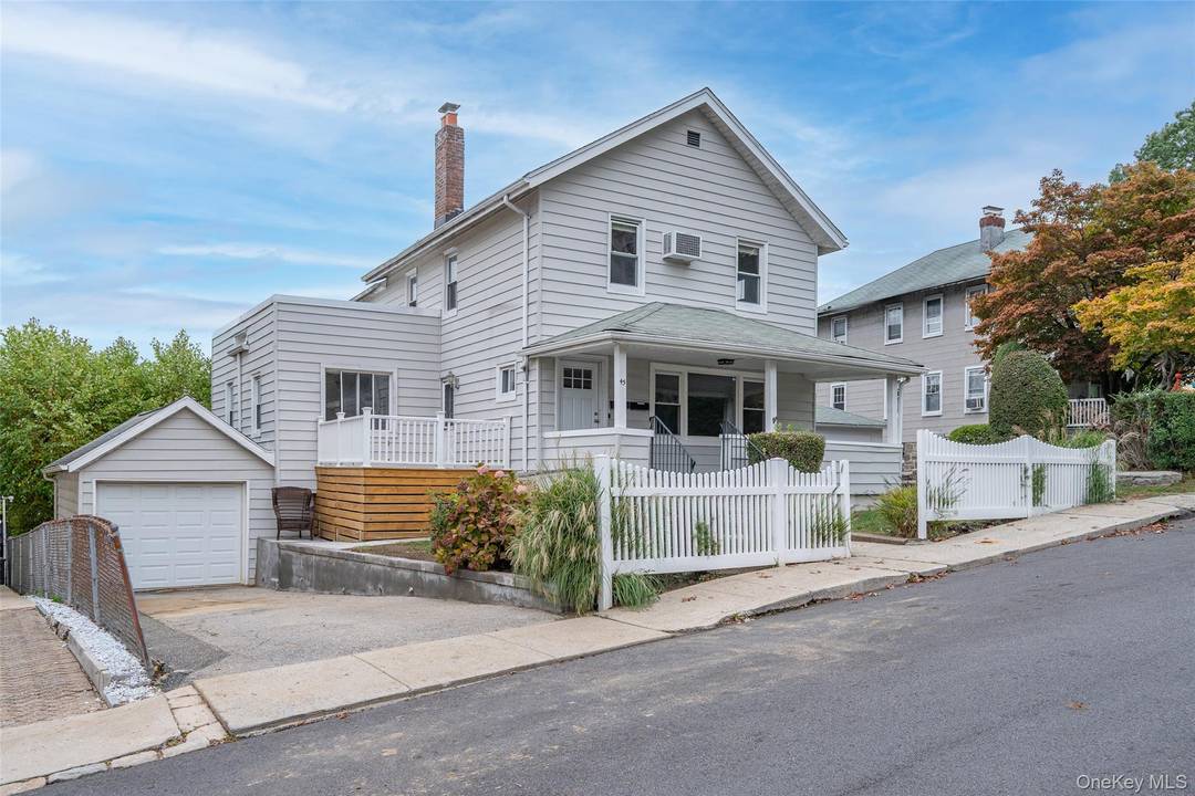 Prime Eastchester Location Commuter s Paradise !